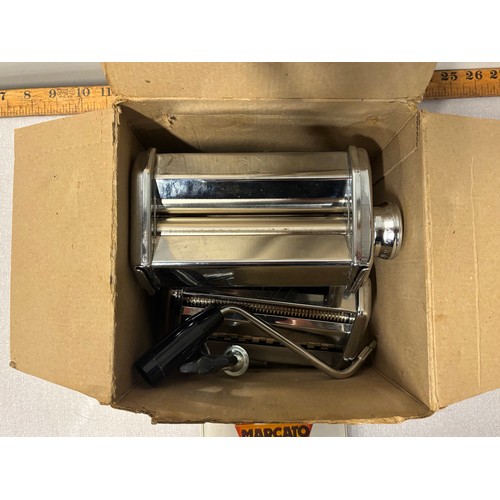 386 - Vintage Italian Mercato atlas 150 pasta making machine in original box with instructions.