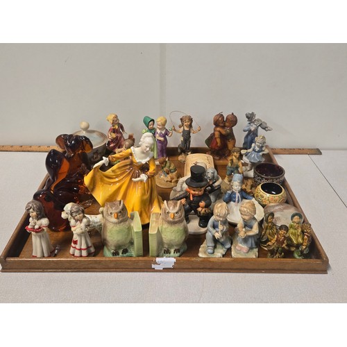 262 - Tray of collectables to include Wade Jack & Jill, Goebel, Royal Doulton, glass animals etc.