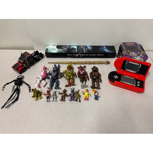 392 - Selection of toys to include Hermione grangers wand, Pokémon pokedex game with energy cards and tin,... 