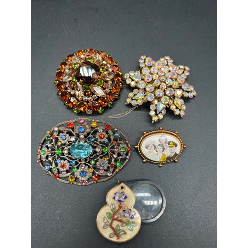 64 - Vintage 1930's Czech glass brooch set in filigree metal along with 3 other vintage brooches and Cloi... 