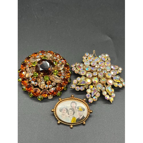64 - Vintage 1930's Czech glass brooch set in filigree metal along with 3 other vintage brooches and Cloi... 