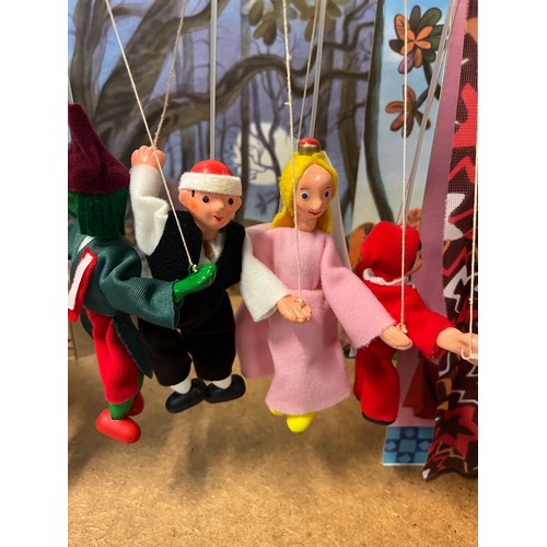 388 - Vintage Heritage collection fantasy puppet theatre with 5 puppets.