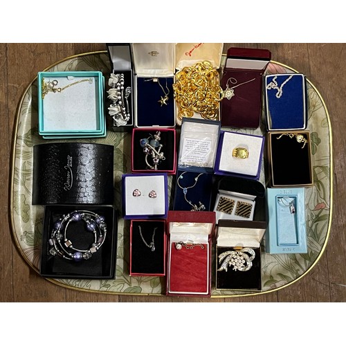 92 - Tray of mixed costume jewellery
