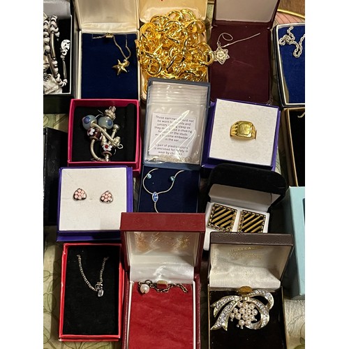 92 - Tray of mixed costume jewellery