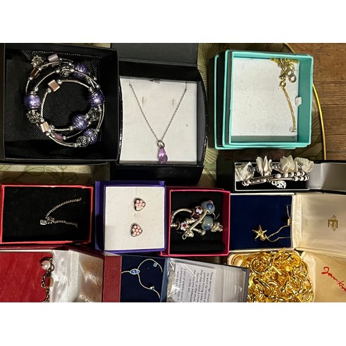 92 - Tray of mixed costume jewellery