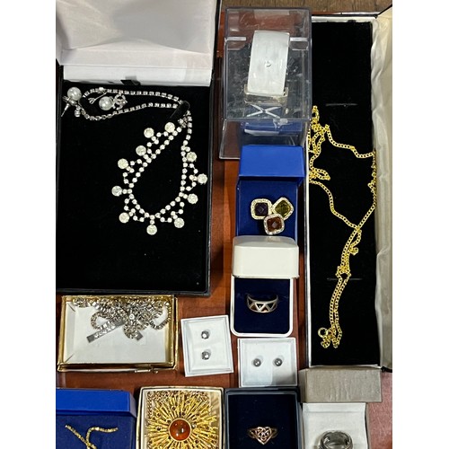 93 - Tray of mixed costume jewellery