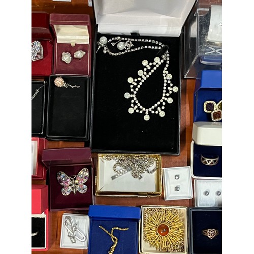 93 - Tray of mixed costume jewellery