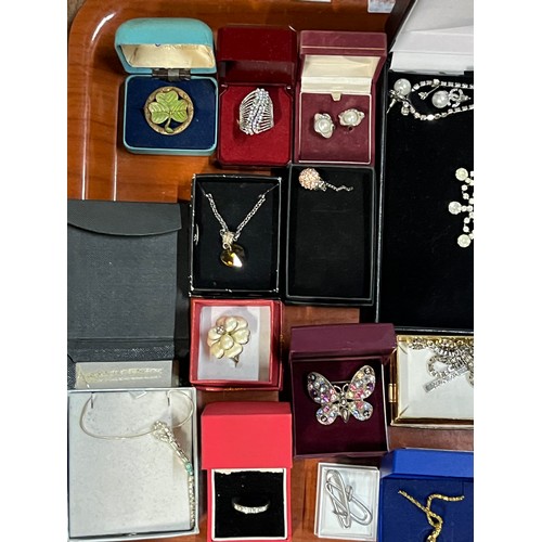 93 - Tray of mixed costume jewellery