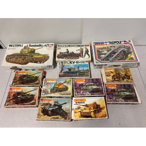 Collection of 12 vintage boxed tank models to include matchbox etc ...