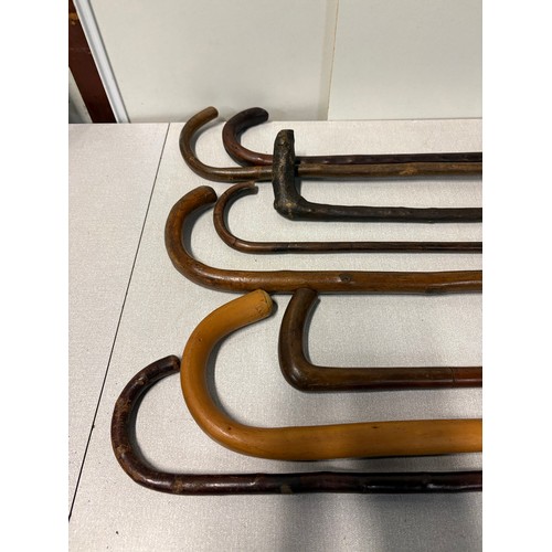 125 - Selection of 8 vintage walking sticks.