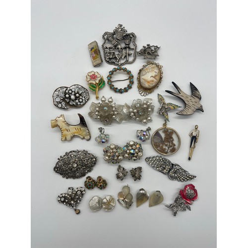 86 - Collection of vintage costume jewellery to include brooches and earrings along with Vanity Fair comp... 