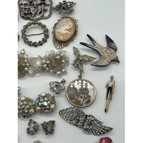 86 - Collection of vintage costume jewellery to include brooches and earrings along with Vanity Fair comp... 