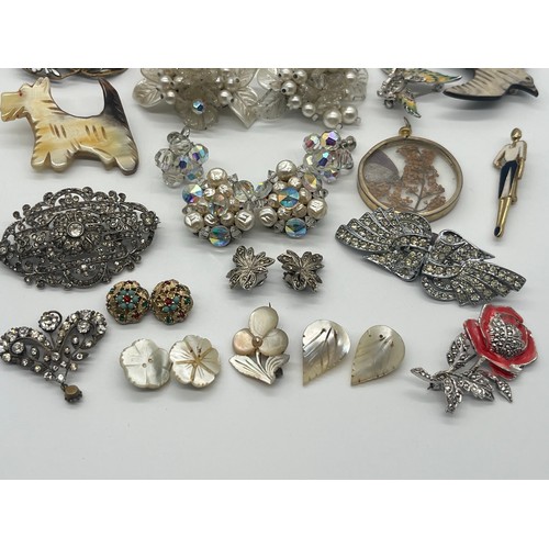 86 - Collection of vintage costume jewellery to include brooches and earrings along with Vanity Fair comp... 