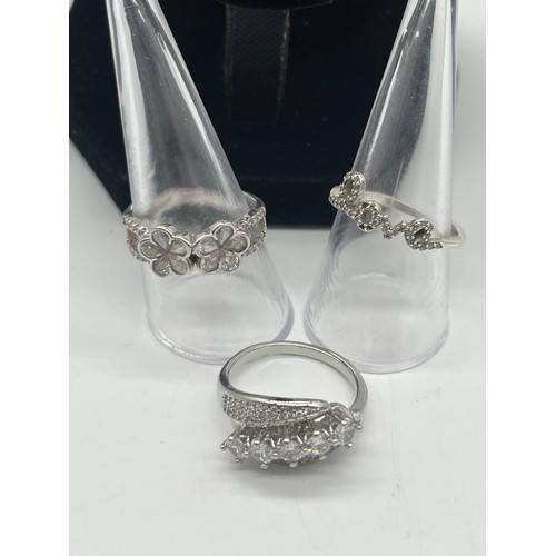 76 - Silver rose gold tone chain and pendant necklace along with silver love ring and silver daisy ring a... 