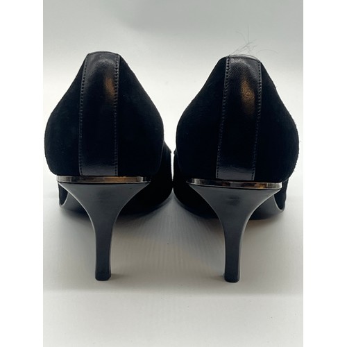 35 - Vintage 1998 Gucci by Tom Ford suede kitten heels. Size 5/38