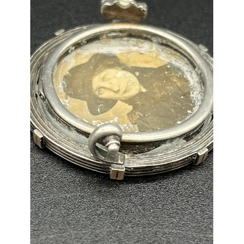 49 - Antique Silver St. George and the dragon in tempestate securitas coin in 18ct white and yellow gold ... 