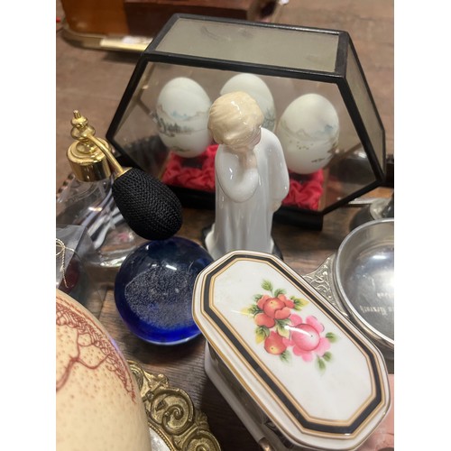 54 - Tray of collectables to include hand painted ostrich egg, plated and crystal swan cruet set and Anti... 