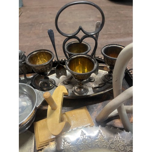 54 - Tray of collectables to include hand painted ostrich egg, plated and crystal swan cruet set and Anti... 