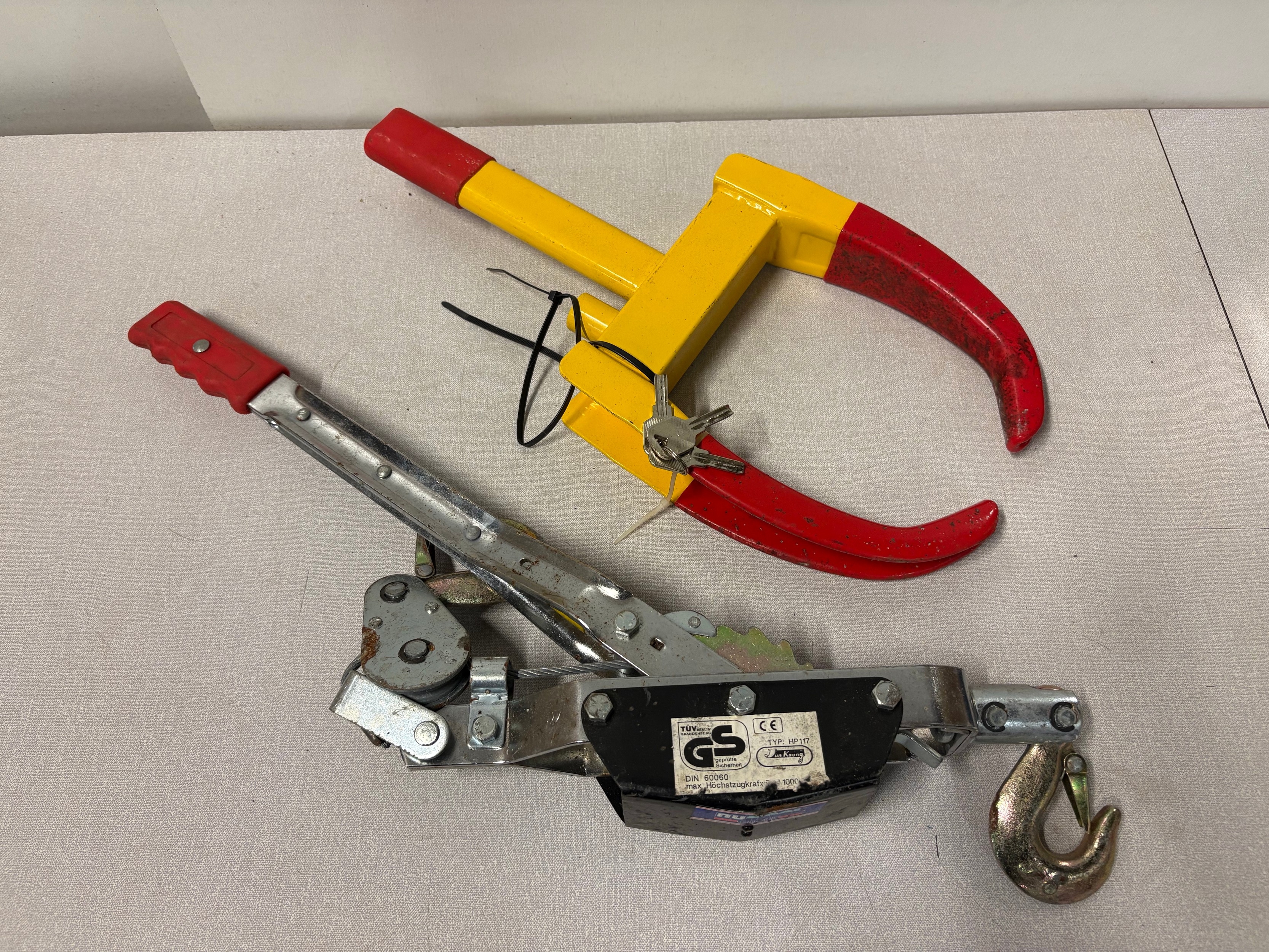 Heavy duty cable winch along with wheel clamp with keys