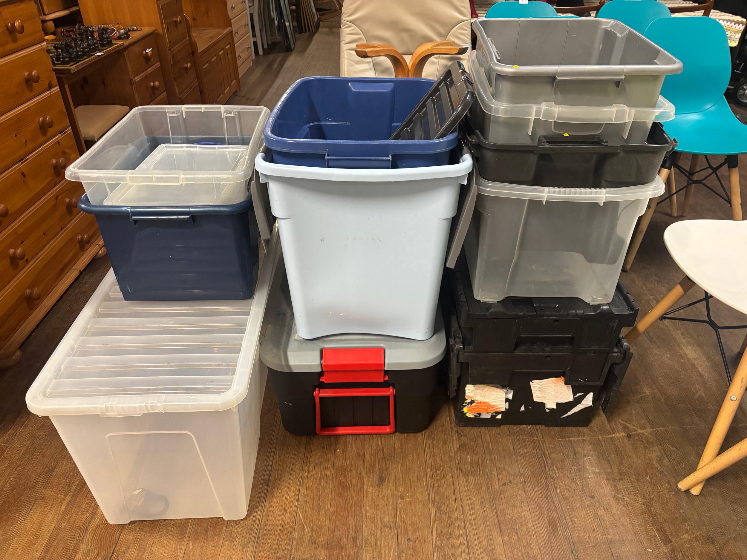 Quantity of storage boxes