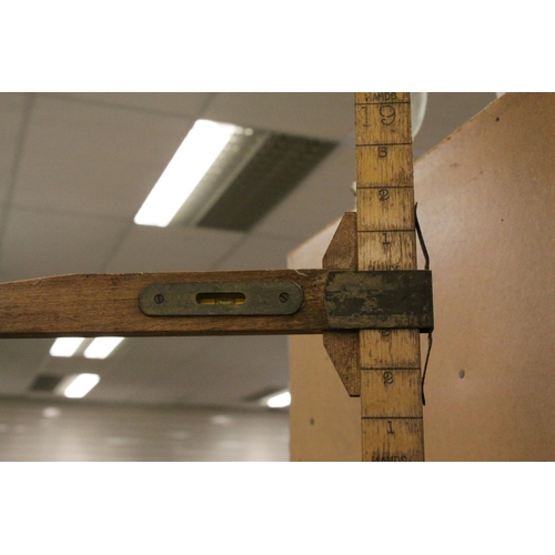 102 - Early to Mid 20th century ' Smallwood ' Wooden Horse Measure with inset Spirit Level, measuring up t... 