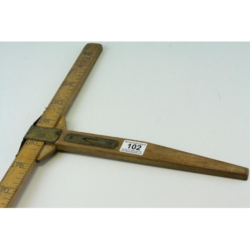 102 - Early to Mid 20th century ' Smallwood ' Wooden Horse Measure with inset Spirit Level, measuring up t... 
