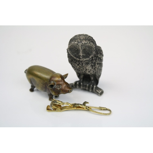 288 - A small lot of collectables to include a white metal owl ornament, a brass pig vesta case and a tie ... 