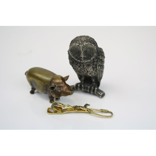 288 - A small lot of collectables to include a white metal owl ornament, a brass pig vesta case and a tie ... 