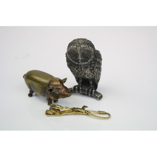 288 - A small lot of collectables to include a white metal owl ornament, a brass pig vesta case and a tie ... 
