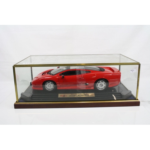 Cased 1:12 scale diecast Maisto Jaguar XJ220 (1992), model fixed