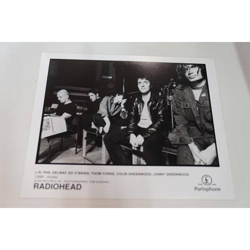 193 - PROMO UK PRESS PHOTOS + 1 signed - 9 UK ORIGINAL EARLY PRESS PHOTOS: RADIOHEAD 1998 PARLOPHONE