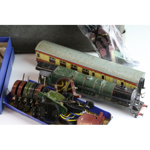 10 - Quantity of Hornby Dublo model railway to include boxed LT25 LMR 8F 2-8-0 Locomotive and Tender, box... 