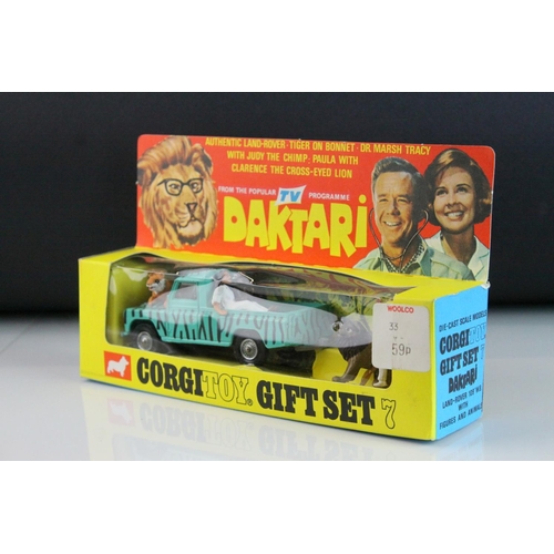 1025 - Boxed Corgi Gift Set 7 Daktari Land Rover 109 WB with figures and animals diecast model, complete an... 