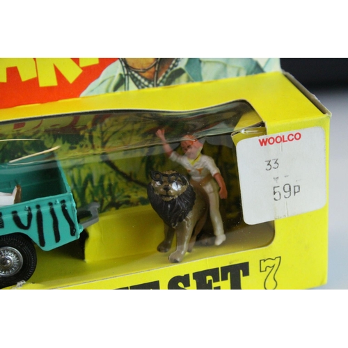 1025 - Boxed Corgi Gift Set 7 Daktari Land Rover 109 WB with figures and animals diecast model, complete an... 