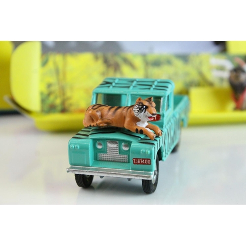 1065 - Boxed Corgi Gift Set 7 Daktari Land Rover 109 WB with figures and animals diecast model, complete an... 