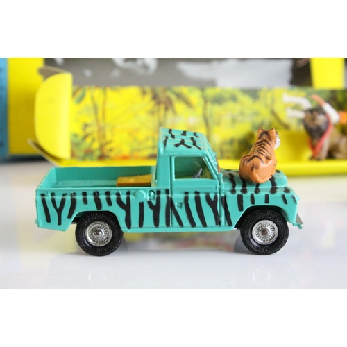 1065 - Boxed Corgi Gift Set 7 Daktari Land Rover 109 WB with figures and animals diecast model, complete an... 