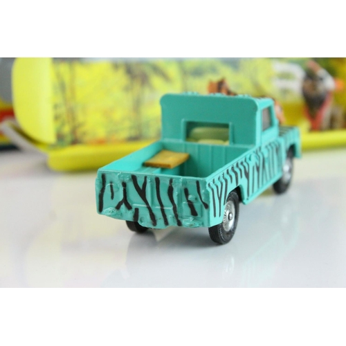 1065 - Boxed Corgi Gift Set 7 Daktari Land Rover 109 WB with figures and animals diecast model, complete an... 