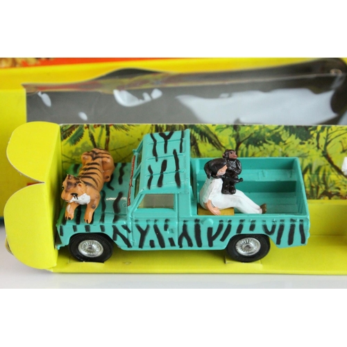 1065 - Boxed Corgi Gift Set 7 Daktari Land Rover 109 WB with figures and animals diecast model, complete an... 