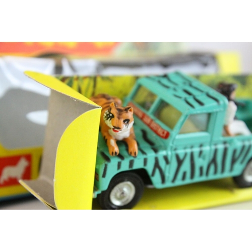 1065 - Boxed Corgi Gift Set 7 Daktari Land Rover 109 WB with figures and animals diecast model, complete an... 