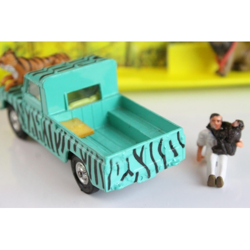 1065 - Boxed Corgi Gift Set 7 Daktari Land Rover 109 WB with figures and animals diecast model, complete an... 