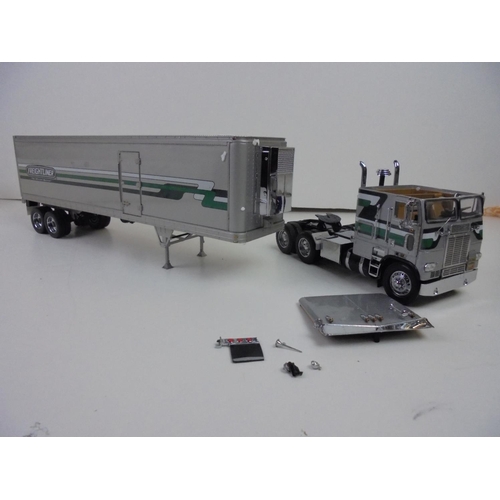 1075 - Boxed Franklin Mint 1:32 Freightliner 1979, together with boxed 1:32 Freightliner trailer, minor dam... 