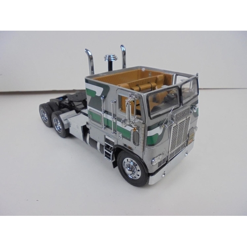 1075 - Boxed Franklin Mint 1:32 Freightliner 1979, together with boxed 1:32 Freightliner trailer, minor dam... 