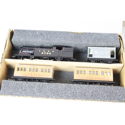 109 - 19 OO gauge items of rolling stock to include Mainline, Dapol, Hornby etc plus a Dapol 0-6-2 LNER 47... 