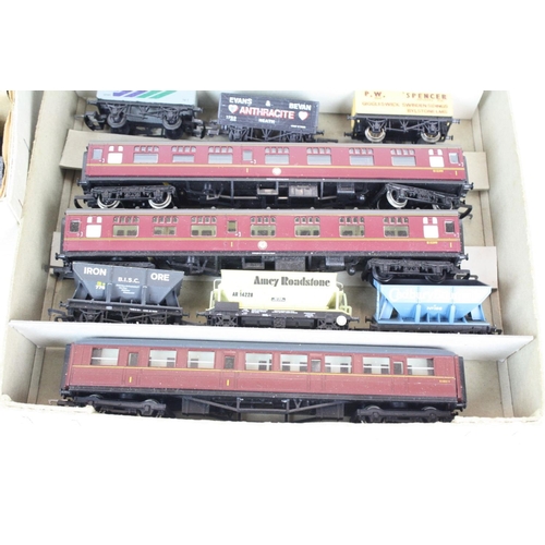 109 - 19 OO gauge items of rolling stock to include Mainline, Dapol, Hornby etc plus a Dapol 0-6-2 LNER 47... 