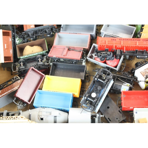 113 - 65 OO gauge items of rolling stock to include Hornby, Wrenn, Mainline, Triang and Grafar, features t... 