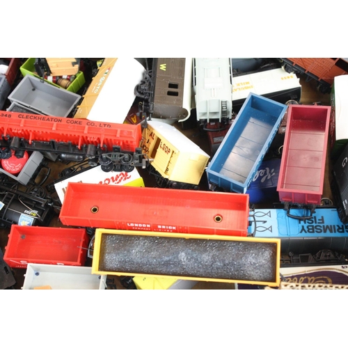 113 - 65 OO gauge items of rolling stock to include Hornby, Wrenn, Mainline, Triang and Grafar, features t... 