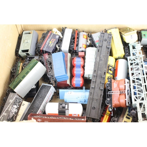 116 - 42 OO gauge items of rolling stock to include Grafar, Hornby, Triang, Wrenn, etc featuring coaches, ... 