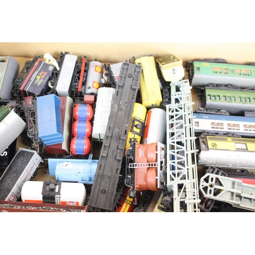 116 - 42 OO gauge items of rolling stock to include Grafar, Hornby, Triang, Wrenn, etc featuring coaches, ... 