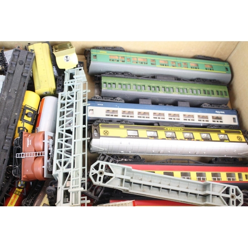 116 - 42 OO gauge items of rolling stock to include Grafar, Hornby, Triang, Wrenn, etc featuring coaches, ... 