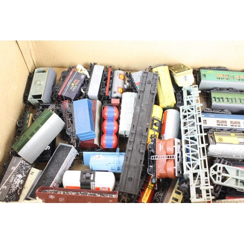 116 - 42 OO gauge items of rolling stock to include Grafar, Hornby, Triang, Wrenn, etc featuring coaches, ... 